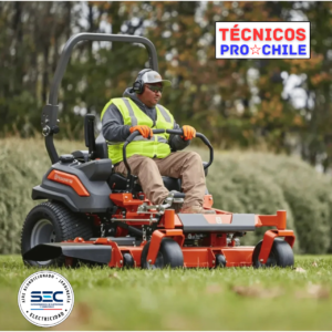 Operario profesional de jardinería en Colina Chicureo utilizando tractor giro cero Husqvarna para el mantenimiento de grandes extensiones de césped.