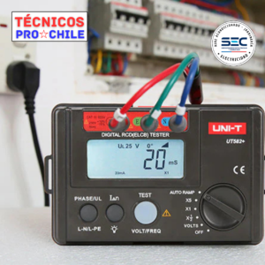 Electricista SEC usando probador de protección diferencial en tablero eléctrico