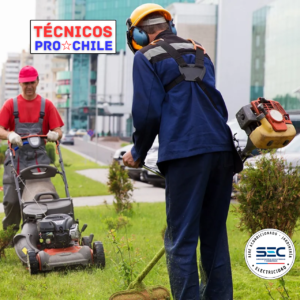 Equipo de jardinería en Colina y Chicureo de Técnicos Pro Chile realizando mantención de áreas verdes y corte de césped profesional con maquinaria especializada.