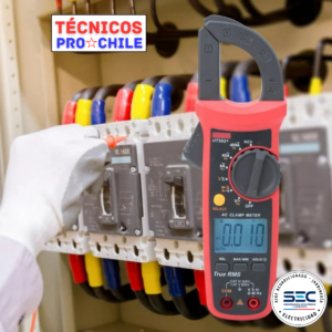 Electricista SEC usando pinzas amperimétricas en tablero eléctrico domiciliario en Colina