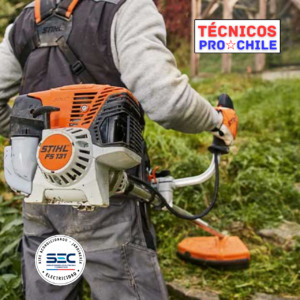 Jardinero profesional realizando desbroce y orillado de césped con motoguadaña Stihl FS 131 en Colina Chicureo.